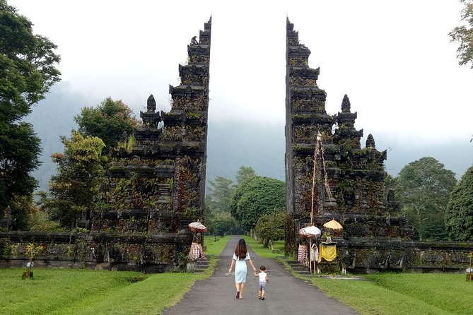 All Inclusive Sekumpul Waterfall Trekking , Handara Gate & Temple - Handara Iconic Gate: Get the Famous Photos, Minus the Stress