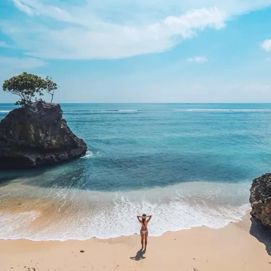 Bali: Beachfront Paradise & Sunset Journey with Dinner - Uluwatu Cliff Temple: the View Comes with a Built-In Wait