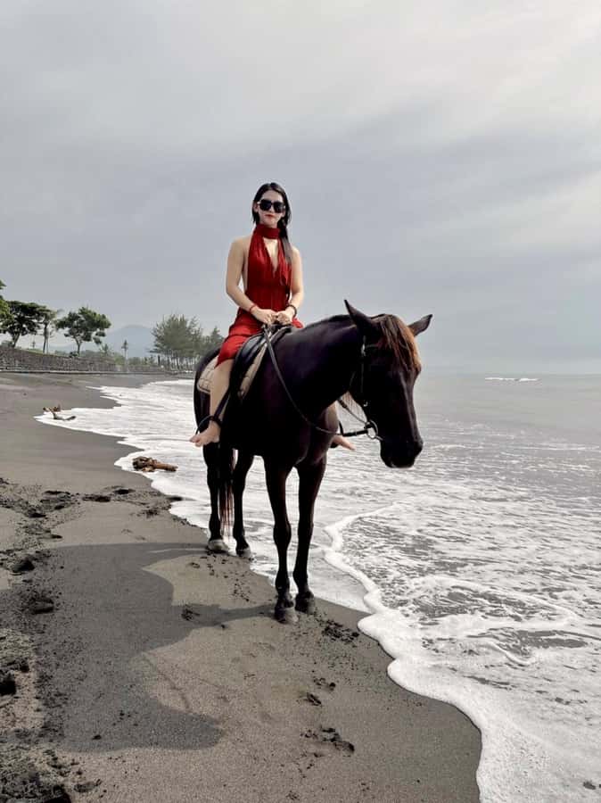 Bali: Horseback Tour Through Saba Beach and Local Temples. - Sights Along the Shore: Fishing Boats, Coconut Trees, and Waves