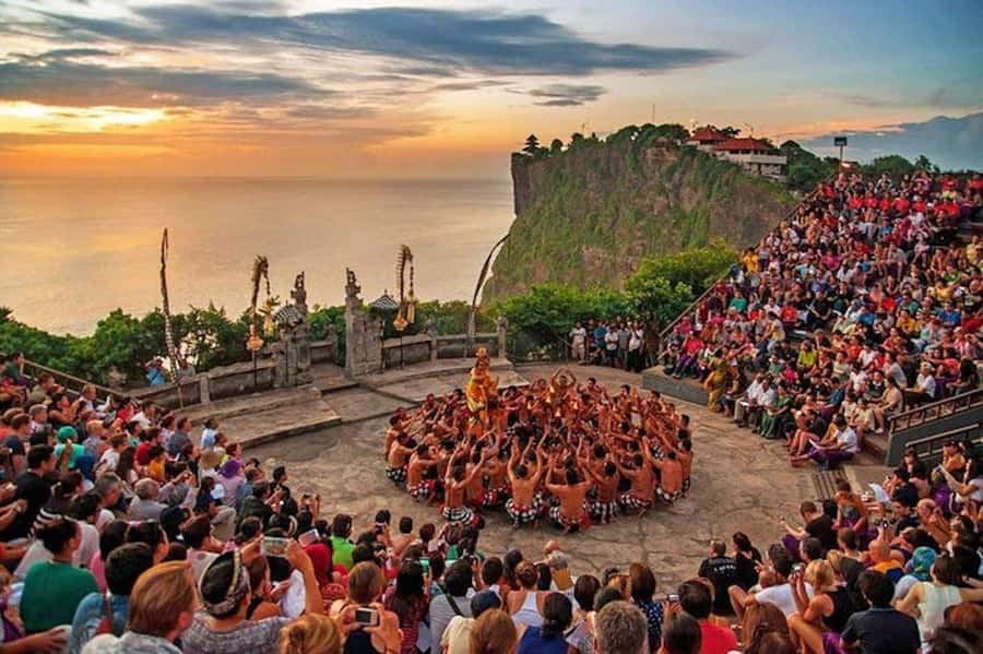 Bali: Kecak Fire Dance Show & Uluwatu Temple Entry Ticket - Uluwatu Temple’s cliffside setting and what to watch for