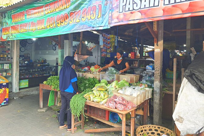 Bali Small Group Street Food Tour - The guide experience: why small-group attention matters (and who you might meet)