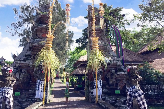 Best of Bali Water Temple and UNISCO Rice Terrace Trek - Stop 1: Taman Ayun Temple in a garden setting