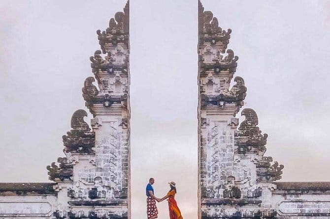 Charter a car with driver in Bali - Goa Gajah (Elephant Cave) and Batuan Temple: less rush, more atmosphere