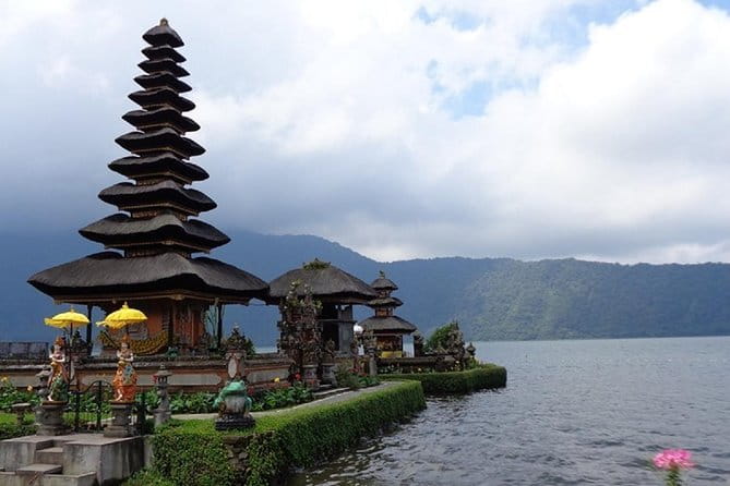 Charter a car with driver in Bali - Tickets, parking, and meals: avoid the most common budget surprises