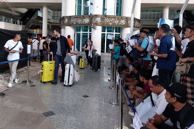 Exclusive Bali Airport Arrival to Hotel Transfer - Stops along the way: money changing and quick bites