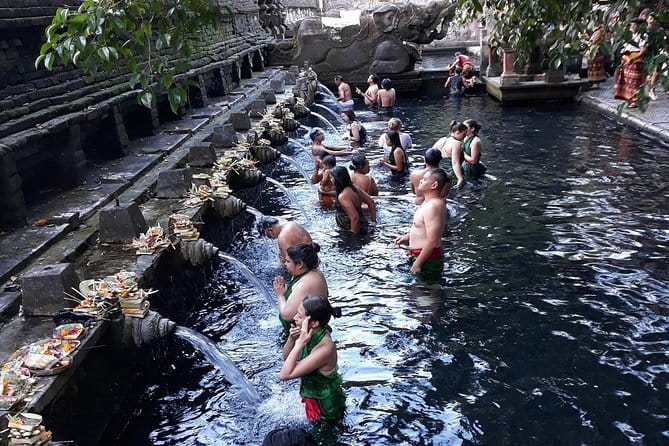 Full-Day Ubud Village including Mt Batur Tirta Empul and Sightseeing Tour - Batik at Sari Amerta: spotting the wax-motif logic