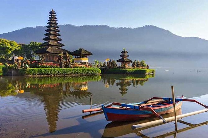 Private Tour: Ulun Danu Temple-Handara Gate-Wana Giri Hill&Tanah Lot Sunset - Stop 3: Ulun Danu Bratan Temple on the lake