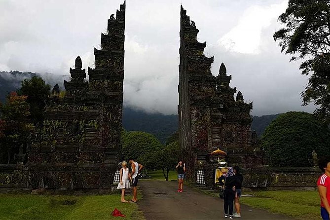 Private Tour: Ulun Danu Temple-Handara Gate-Wana Giri Hill&Tanah Lot Sunset - Stop 5: Tanah Lot Temple sunset and the ocean drama