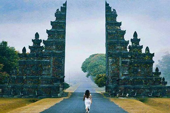 Private Tour: Ulun Danu Temple-Handara Gate-Wana Giri Hill&Tanah Lot Sunset - Stop 1: Handara Iconic Gate and that famous green backdrop
